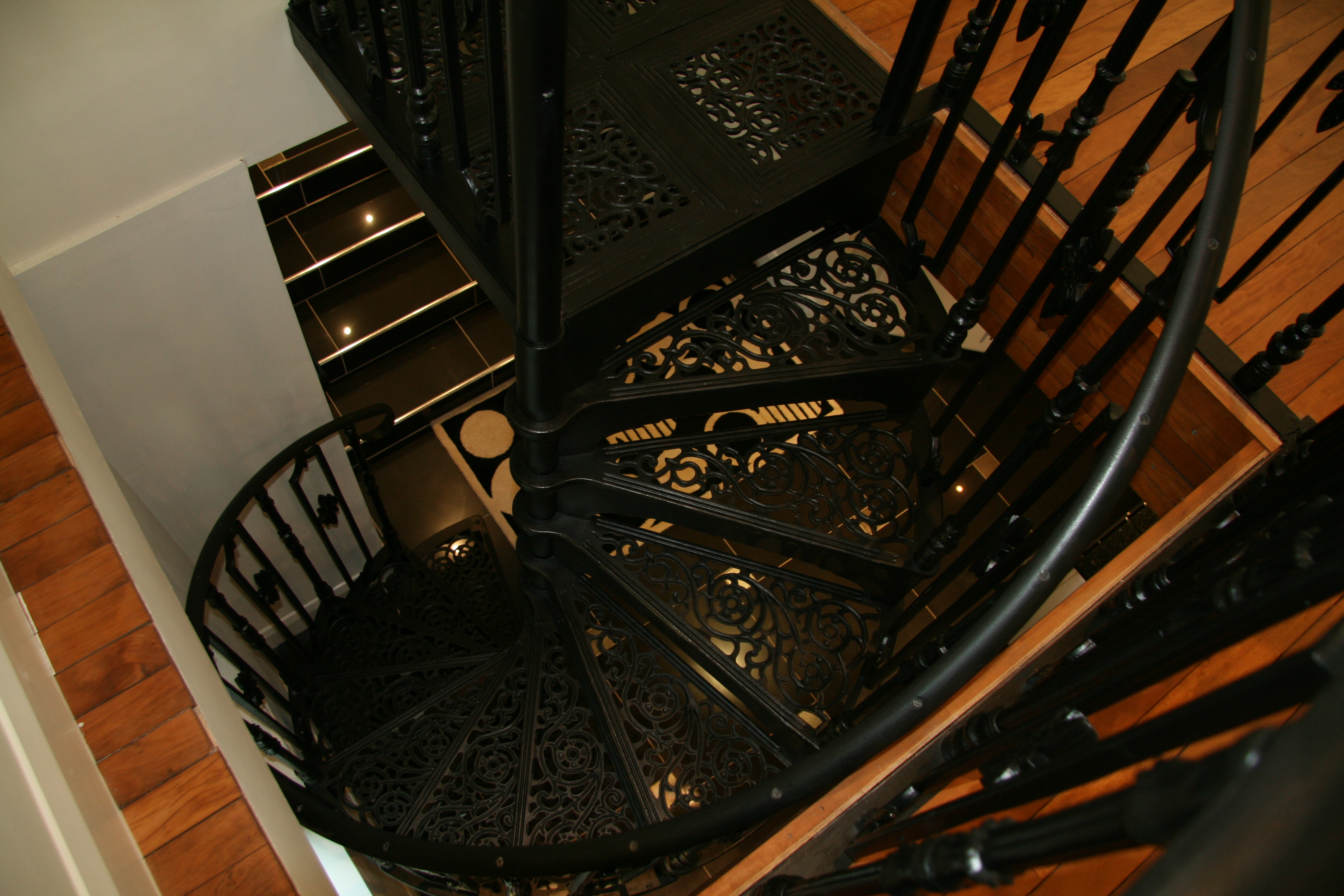 Indoor decorative wrought iron circle staircase railing for sale 